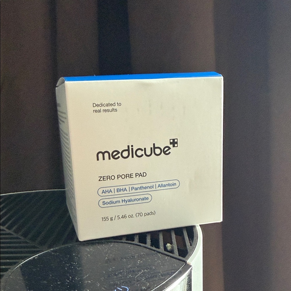 Medicube Zero Pore Pad - White with Blue Accents